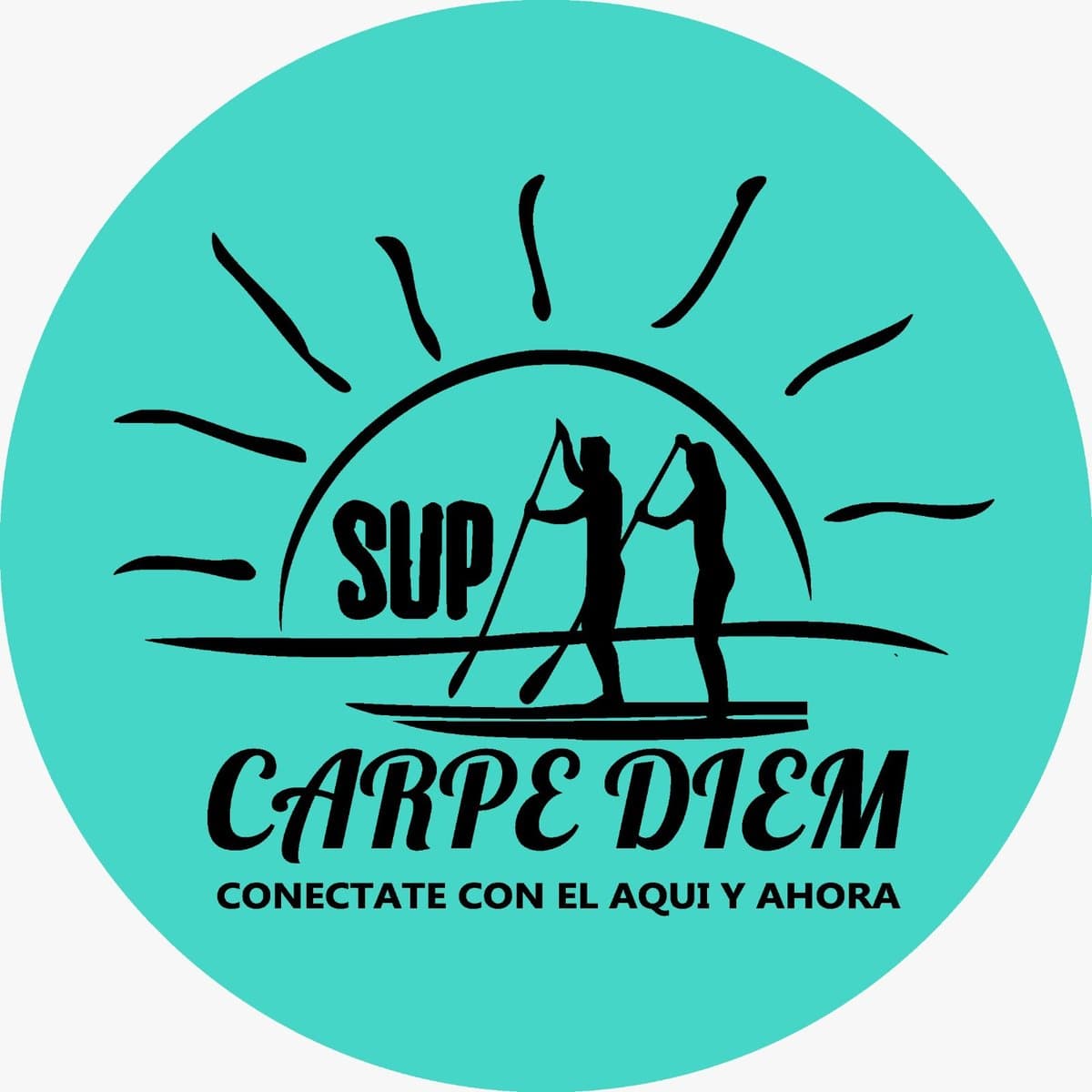 El logo de Carpe Diem SUP: un círculo turquesa con dos siluetas remando en una tabla bajo un sol dibujado a mano