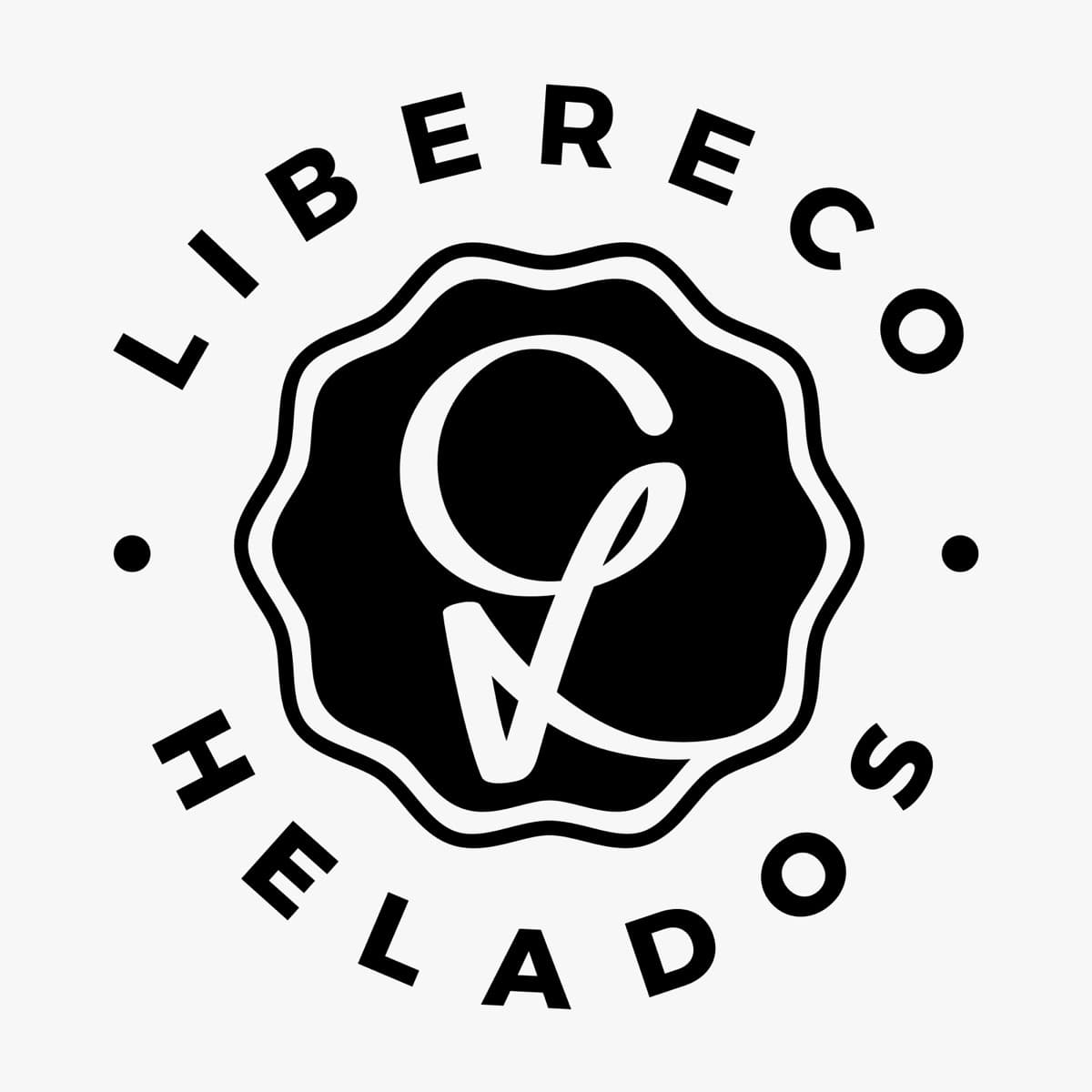 El logo de Libereco Helados: un sello circular negro de borde ondulado con un monograma manuscrito en blanco en el centro, y el nombre 'LIBERECO HELADOS' curvado alrededor