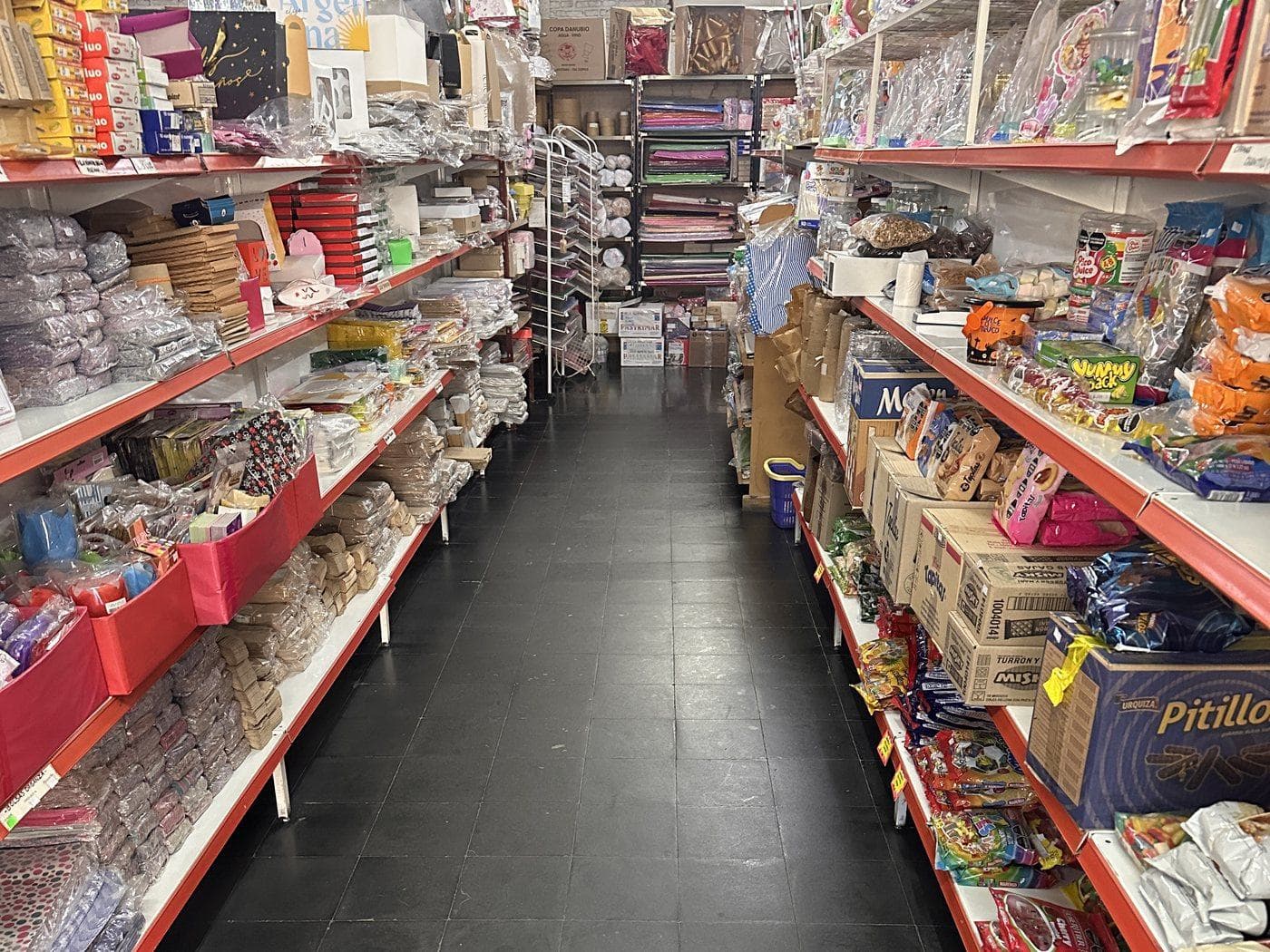 El pasillo central del local, con estantes de mercadería a los dos lados