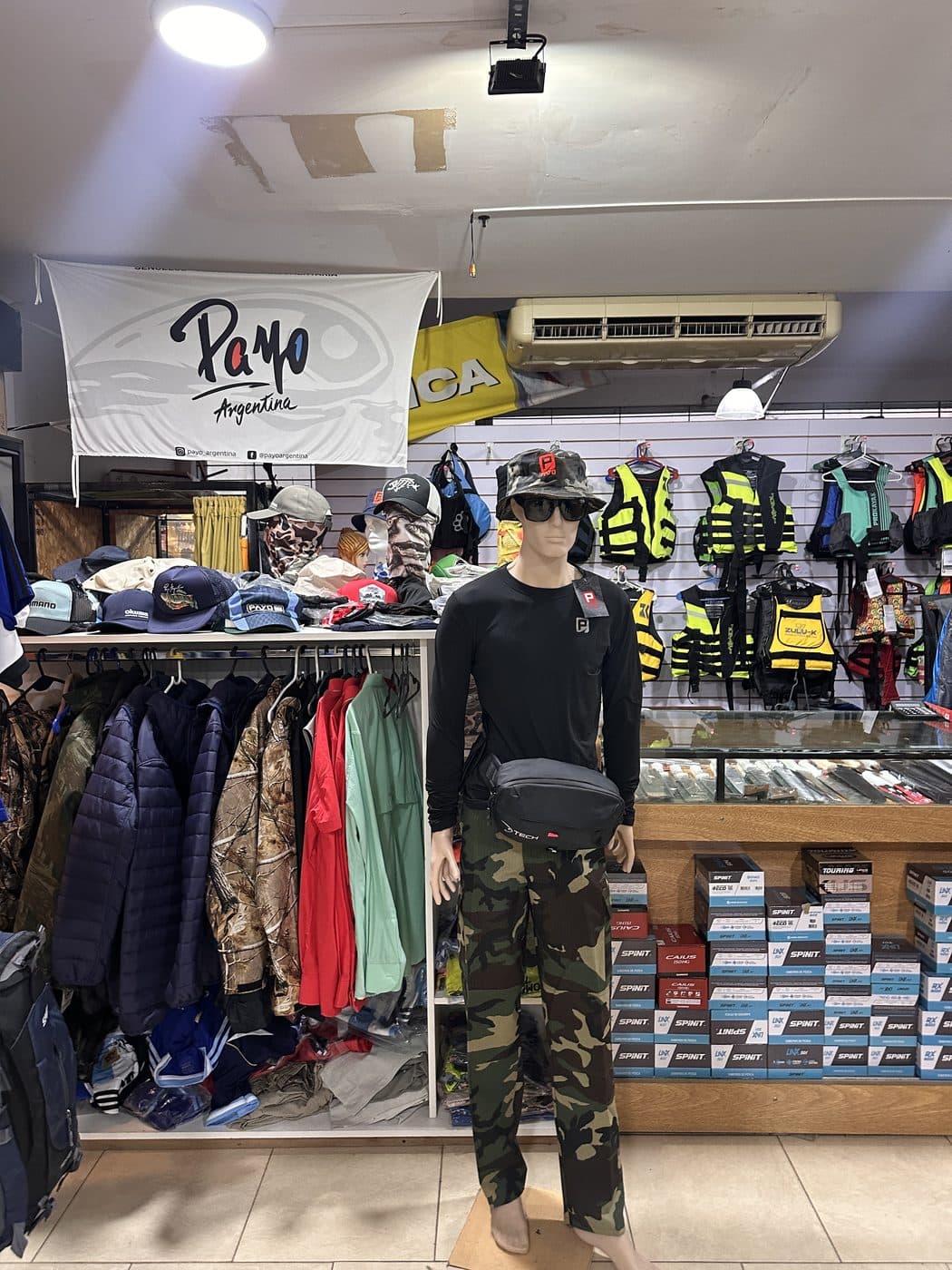 El sector de indumentaria, con camperas, gorras y chalecos salvavidas colgados