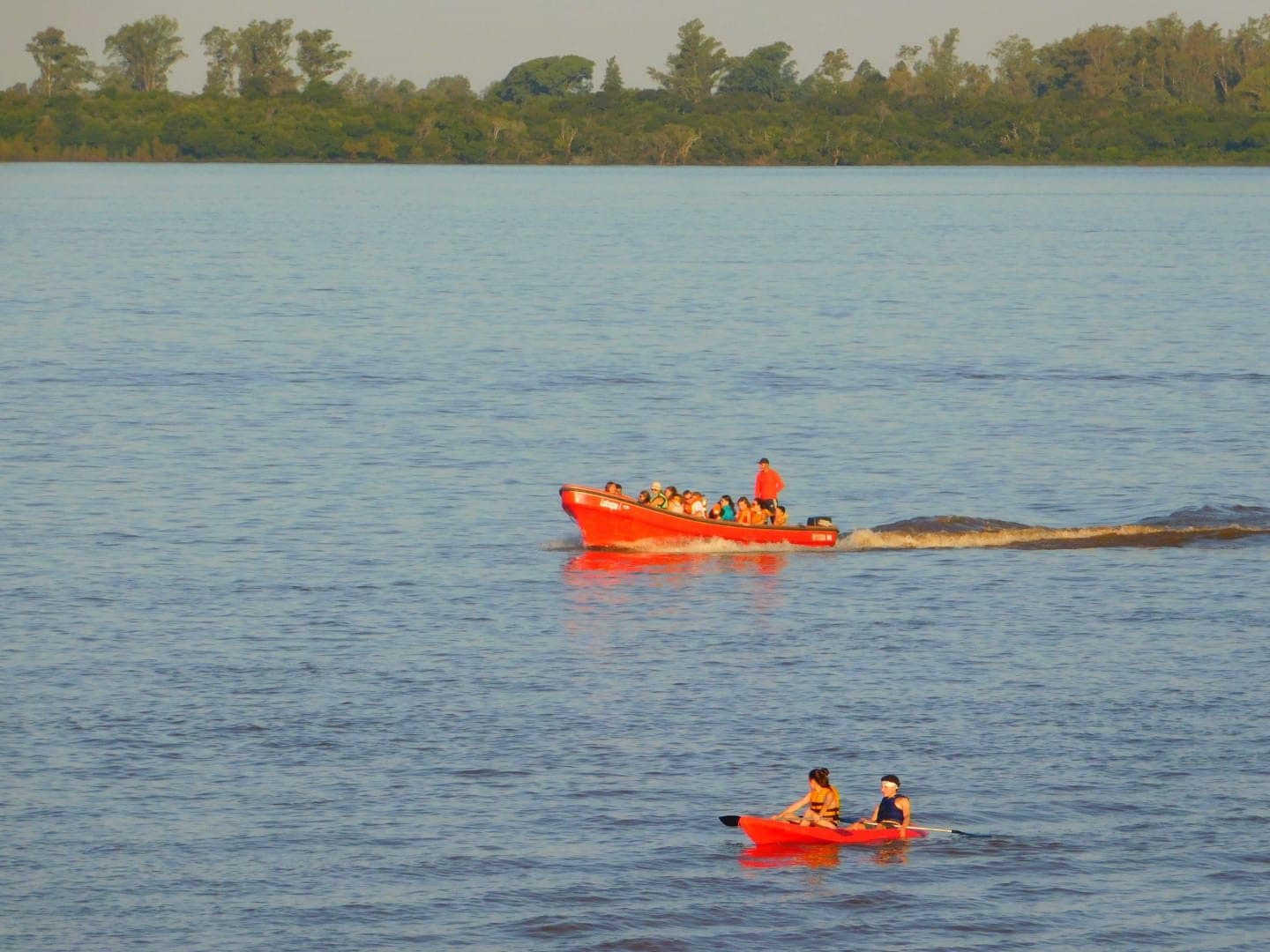 Kayak y lancha de paseo navegando el río Uruguay frente a Colón, Entre Ríos