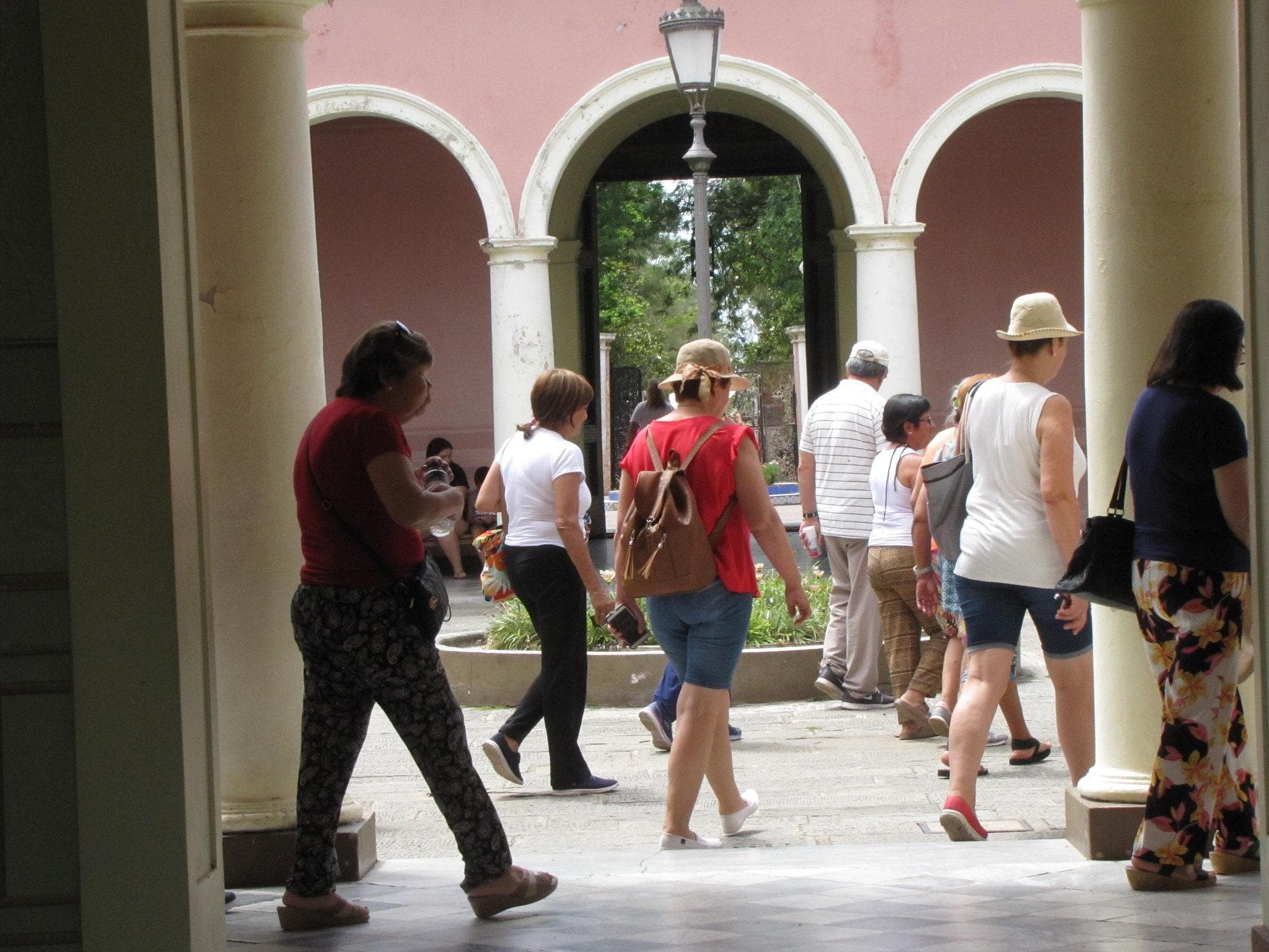 Turistas recorriendo el Palacio San José, cerca de Colón, Entre Ríos