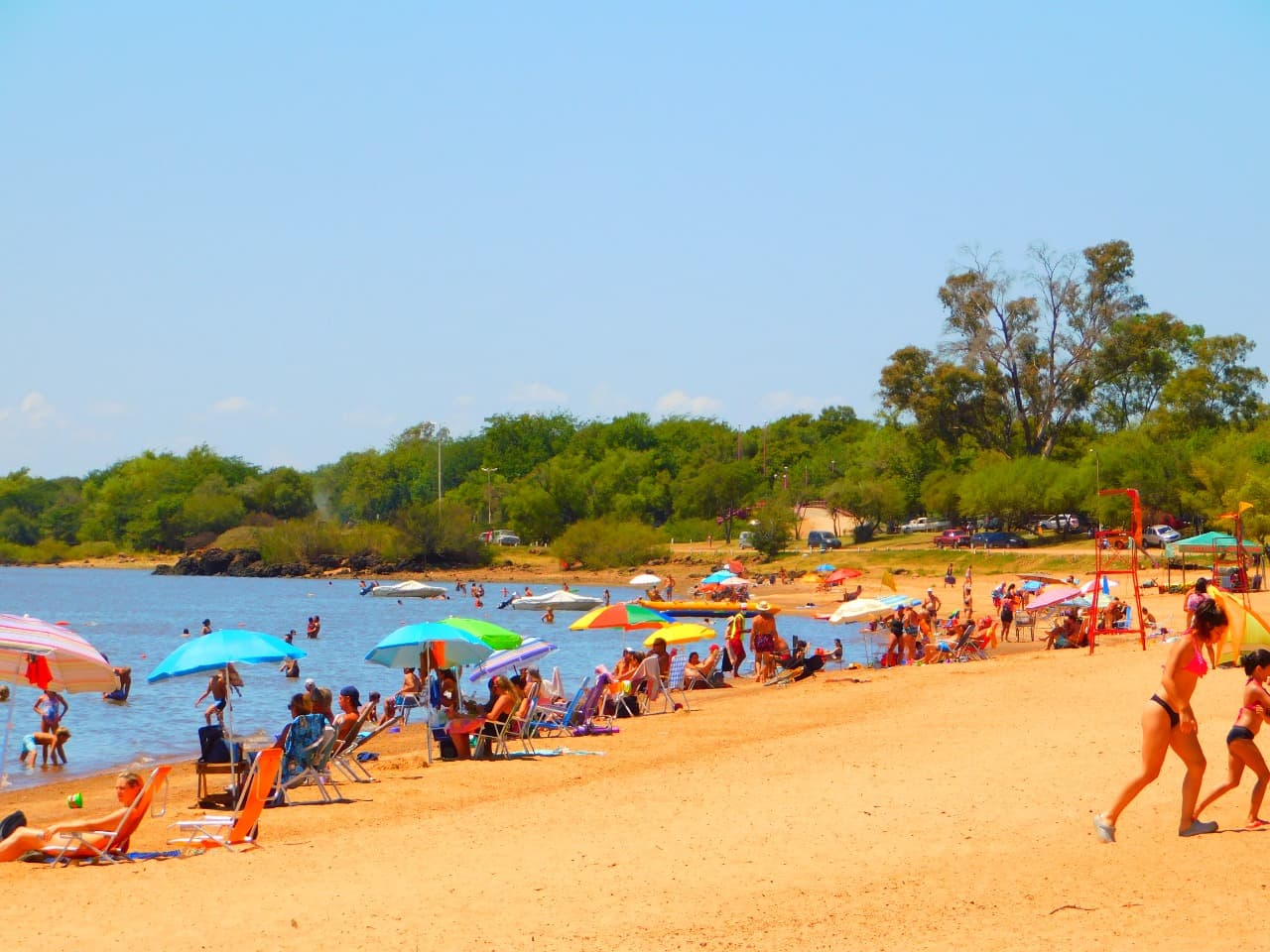 Playa de Colón, Entre Ríos, colmada de gente en temporada de verano