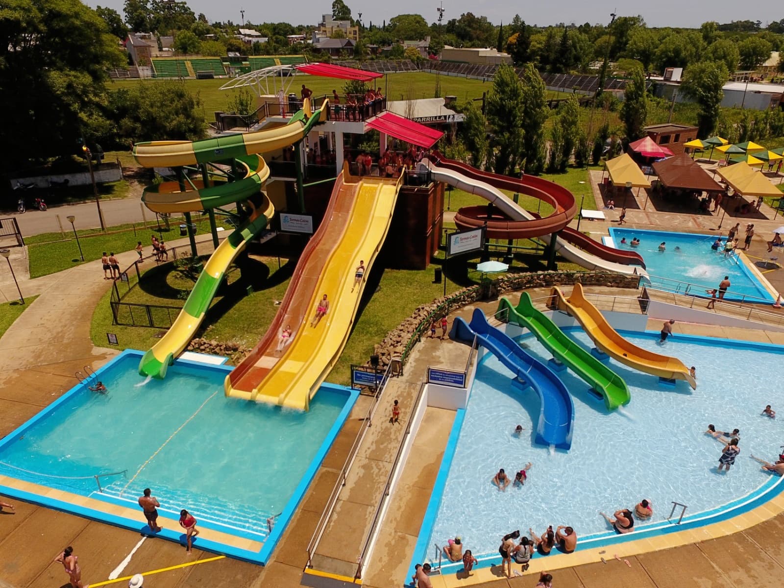 Vista aérea del parque acuático de las Termas de Colón, con toboganes y piscinas